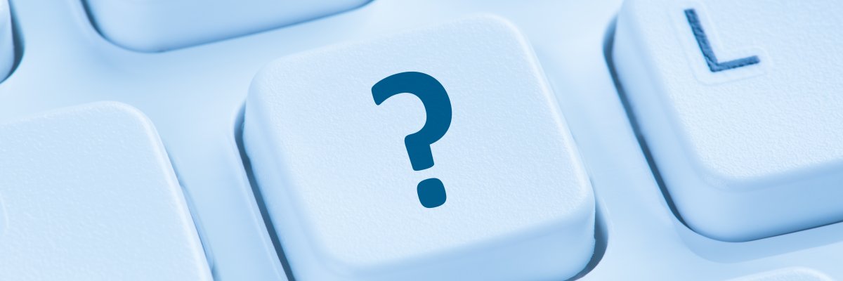 Nahaufnahme einer Computer-Tastatur. Die Taste im Zentrum zeigt ein Fragezeichen.